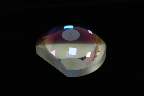 Edge-trimming grinding platform aspheric lens